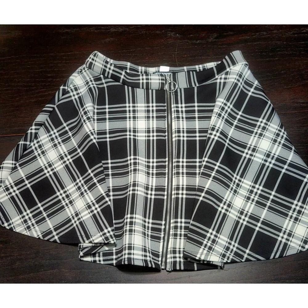 Hot Topic Black Plaid Zip Skirt Women’s Size Medium It Has Pockets!!